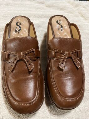 SoftWalk Men's Brown Leather Bow Slip-On Loafers